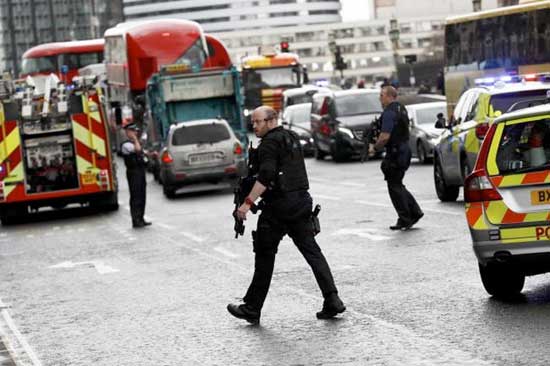 Polisi Buru Pelaku Teror London